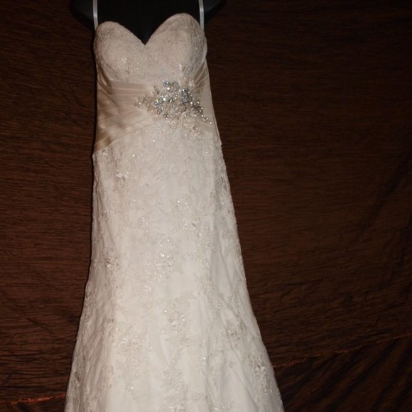 WEDDING GOWN SIZE 6 BY ALLURE ROMANCE USED FOR PHOTO SHOOT